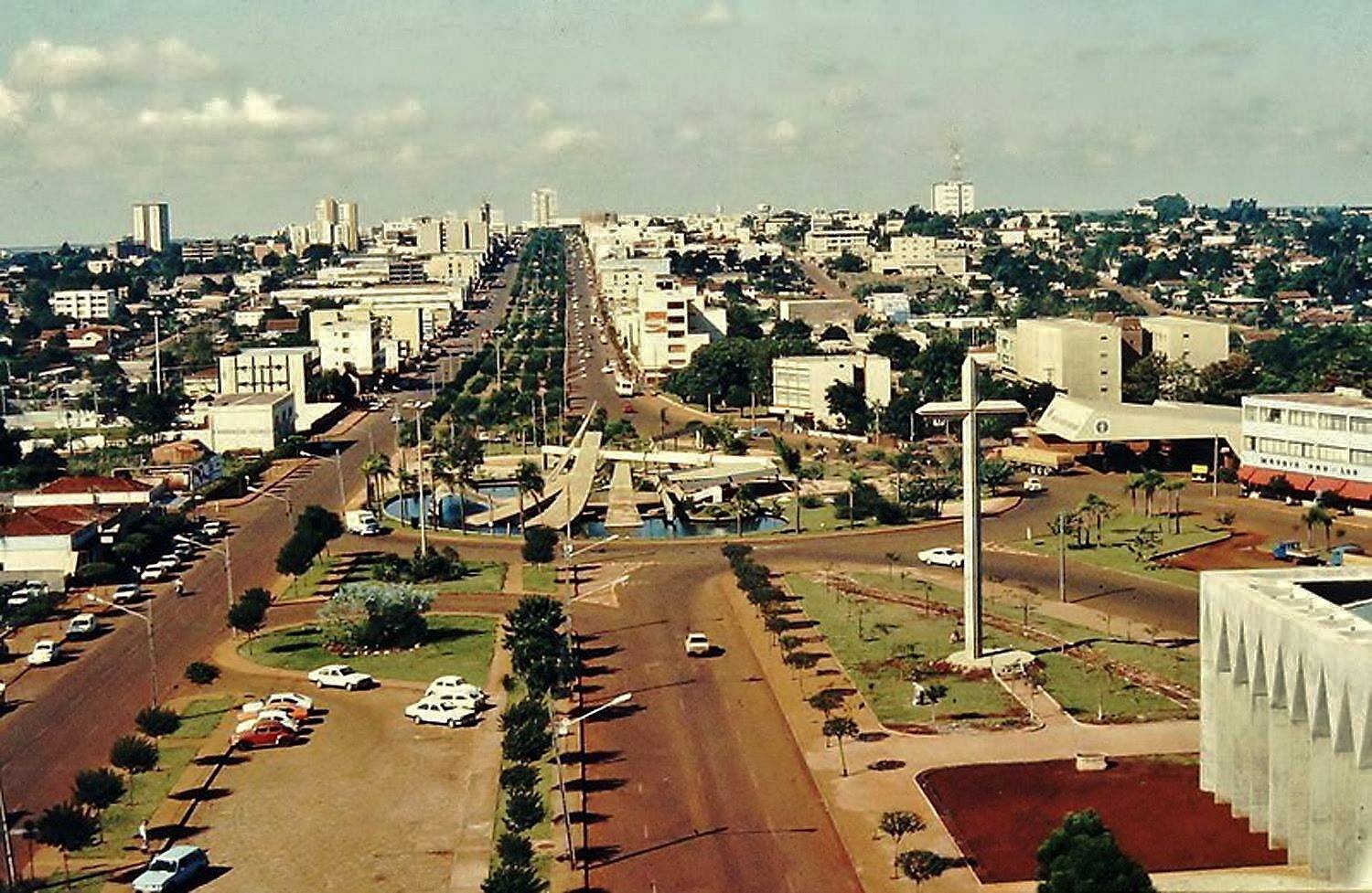 Vista aérea da praça do Migrante - Década de 1980