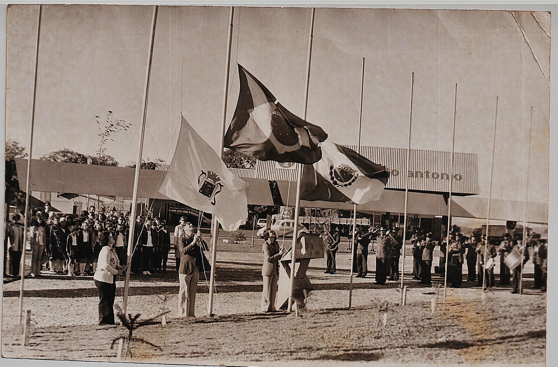 Na praça do Migrante - Década de 1980